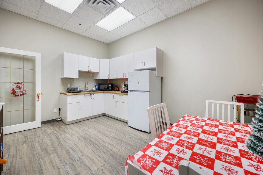 More Photos Of 4999 43rd St SE, Calgary Light Distribution For Sale