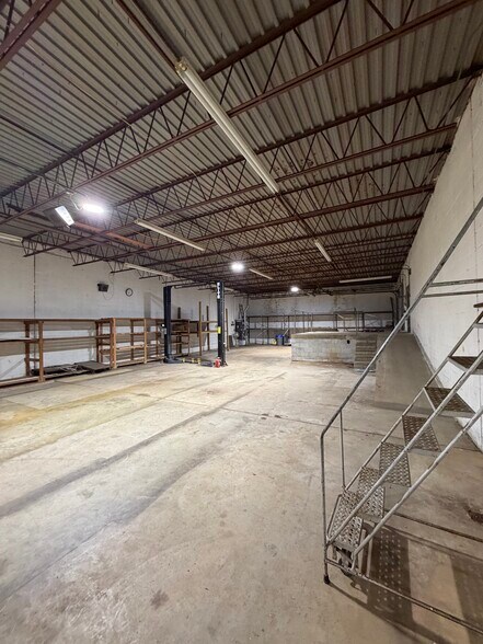 More Photos Of 156 Main St, Warsaw Freestanding For Lease