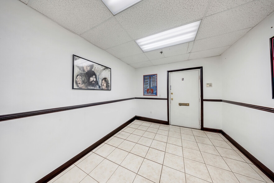 More Photos Of 7953-7967 NW 64th St, Miami Warehouse For Lease