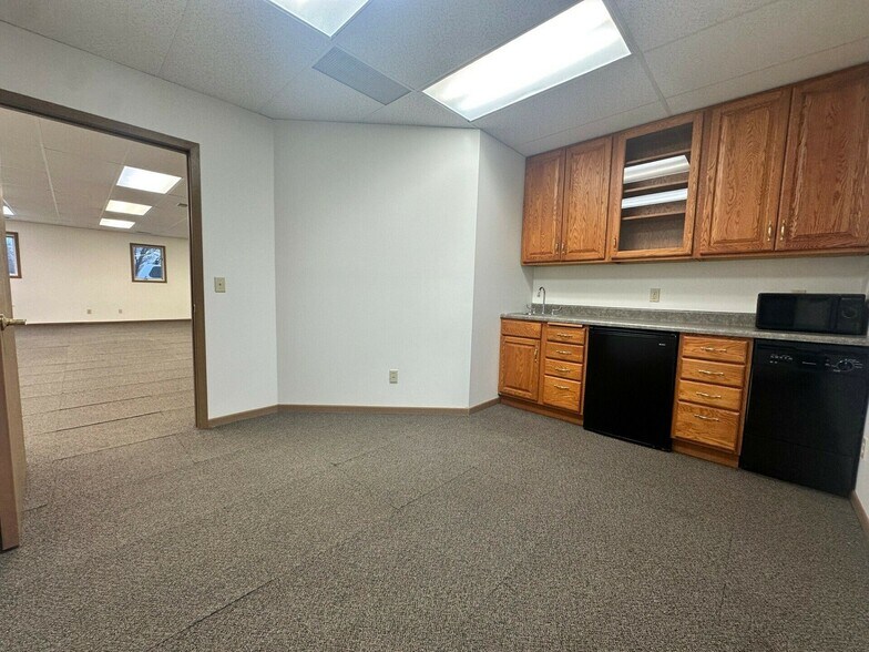 More Photos Of 1230 S Victory Dr, Mankato Service For Sale