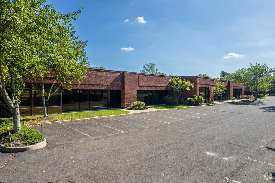 More Photos Of 200 Horizon Dr, Hamilton Office For Lease