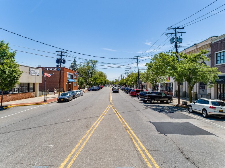 More Photos Of 147 S Wellwood Ave, Lindenhurst Restaurant For Lease