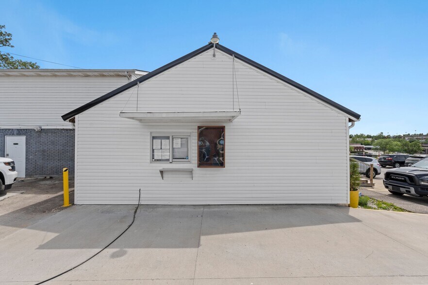 More Photos Of 808 Bypass Rd, Winchester Freestanding For Sale