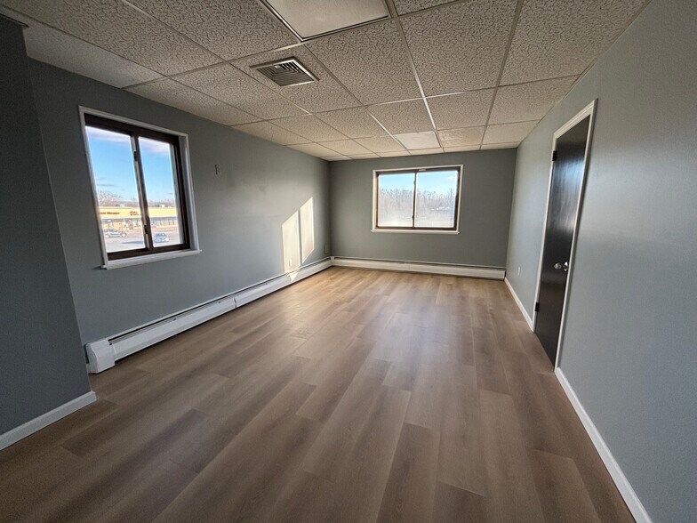 More Photos Of 542-544 Main St, Cromwell Freestanding For Lease