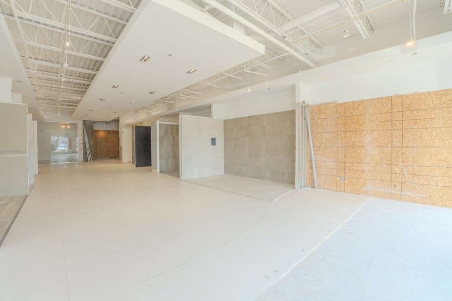 More Photos Of 7527-7583 Boul Henri-Bourassa E, Montréal Flex For Lease