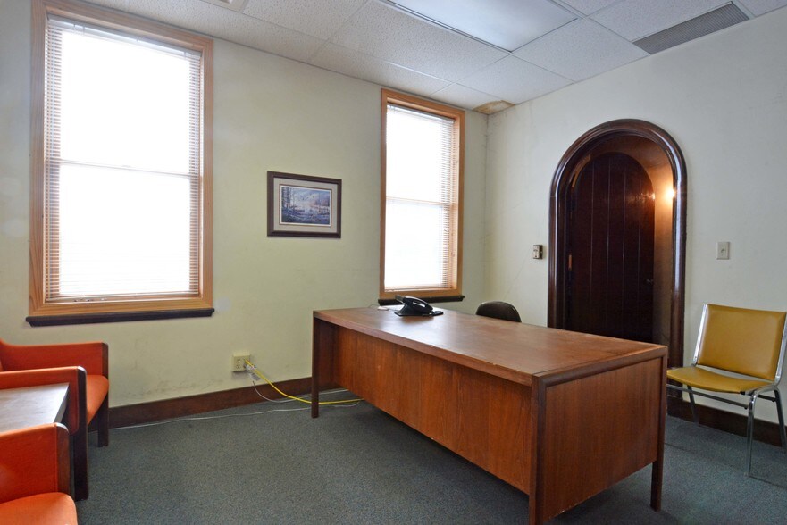 More Photos Of 2345 W University Ave, Saint Paul Warehouse For Lease