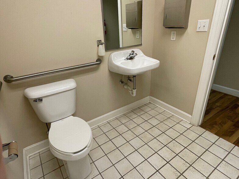 More Photos Of 3801 Springhurst Blvd, Louisville Medical For Lease