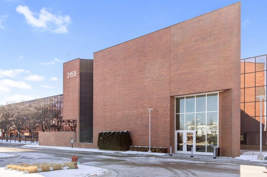 Primary Photo Of 3155 W big beaver Rd, Troy Office For Lease