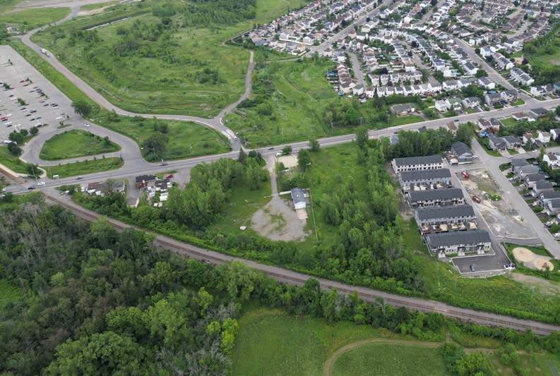 More Photos Of Boul Sainte-Rose, Laval Land For Sale