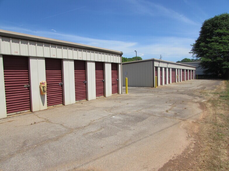 More Photos Of 529 Clifton Ter, Carrollton Self Storage For Sale