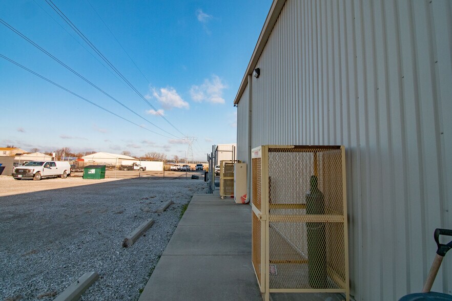 More Photos Of 371 Transpoint Dr, Dupo Warehouse For Lease