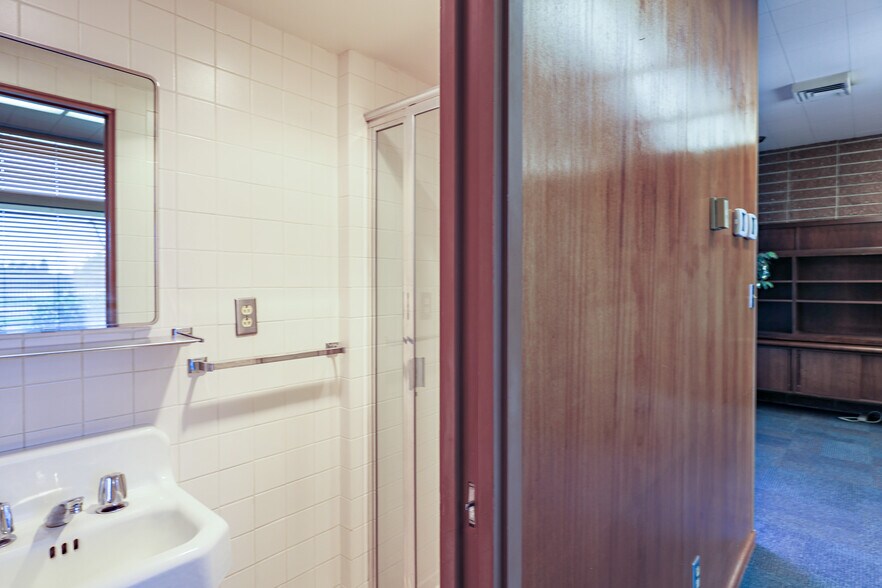 More Photos Of 971 E Broadway Ave, Atwater Office For Lease