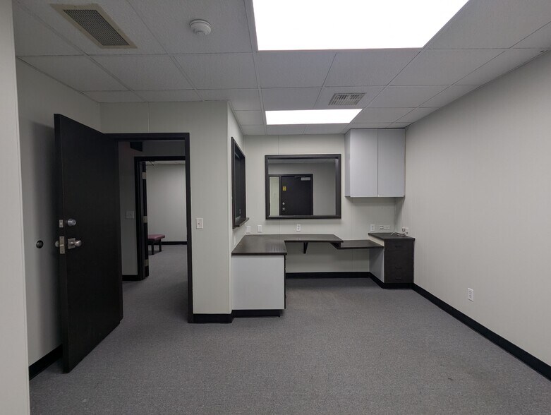 More Photos Of 1323 S 27th St, Nederland Medical For Sale