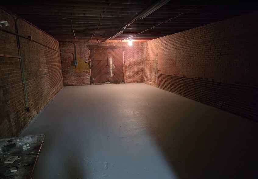 More Photos Of 130 Franklin St, Fayetteville Showroom For Lease