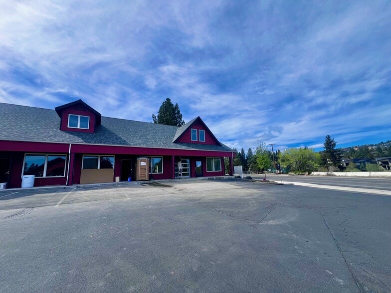More Photos Of 2600 NE Division St, Bend Storefront Retail Office For Lease