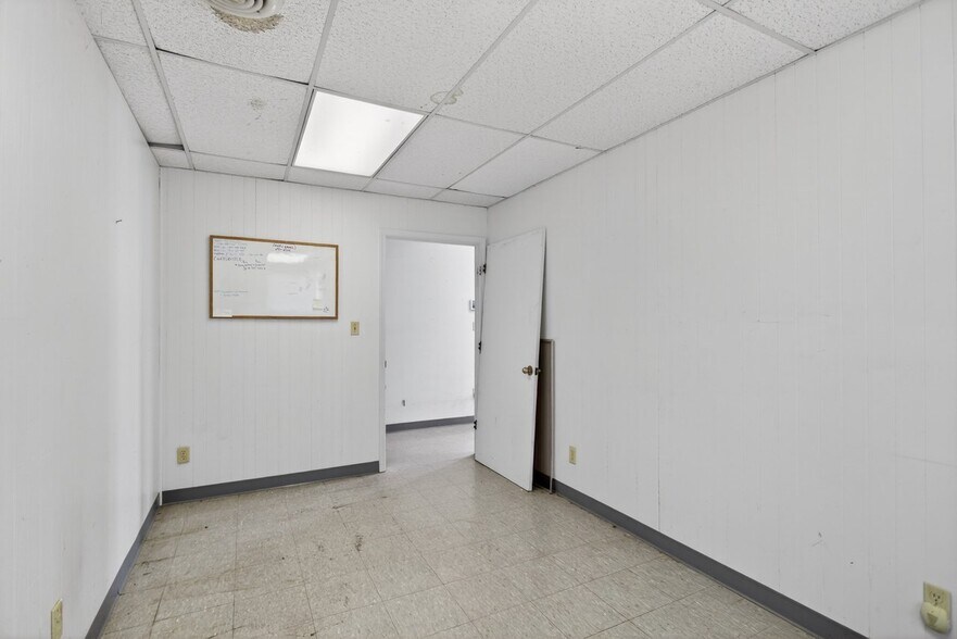 More Photos Of 52 Mid Valley Ln, Verona Warehouse For Sale