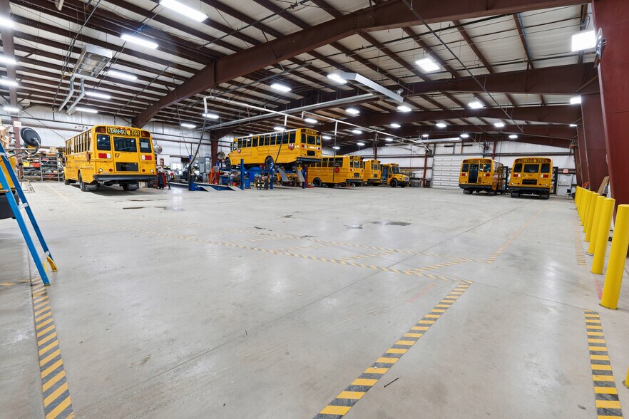 More Photos Of 7707 Henry Clay Blvd, Liverpool Warehouse For Lease