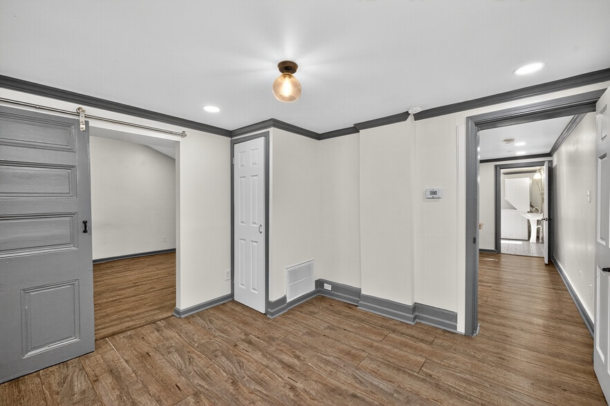 More Photos Of 102 W High St, Lexington General Retail For Sale