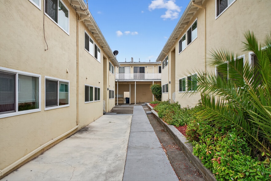 More Photos Of 2125 10th Ave, Oakland Apartments For Sale