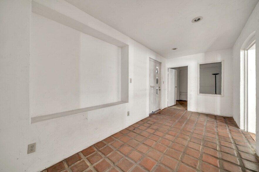 More Photos Of 1433 N 1st St, Phoenix General Retail For Sale