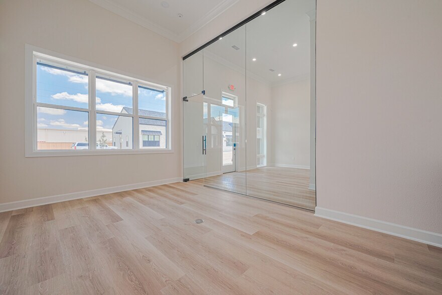 More Photos Of 1325 Main St, Katy Office Residential For Lease