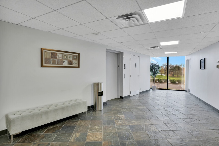 More Photos Of 800 Enterprise Dr, Oak Brook Medical For Lease