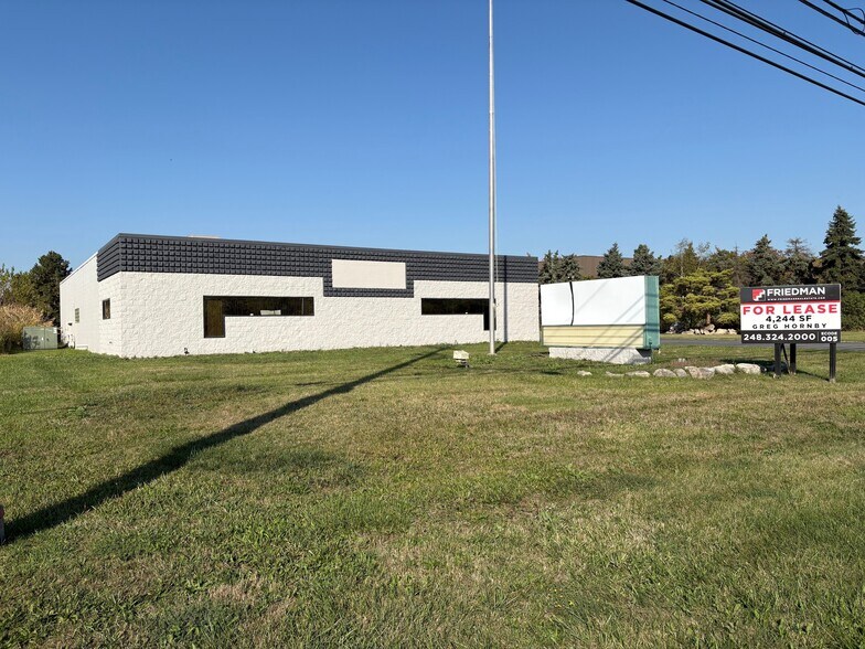 More Photos Of 19200 Allen Rd, Trenton Veterinarian Kennel For Lease
