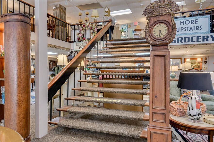 More Photos Of 114 W 6th St, Waynesboro Showroom For Sale