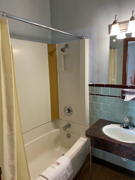 More Photos Of 606 W Holme St, Norton Hotel For Sale