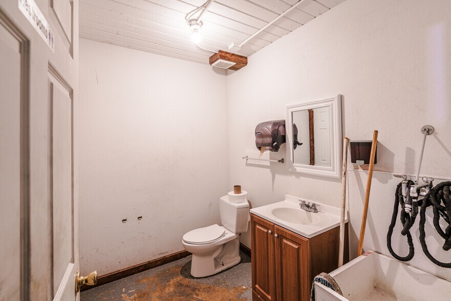 More Photos Of 114 S Commerce St, Lockhart General Retail For Sale