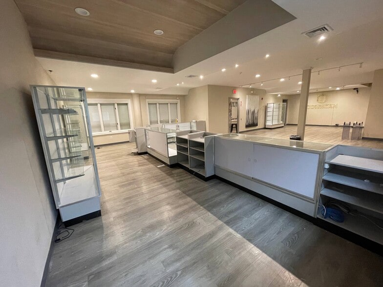 More Photos Of 255 Turnpike Rd, Southborough Freestanding For Lease