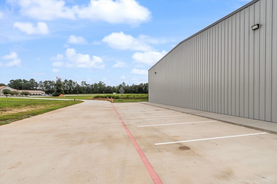 More Photos Of 12110 Old Montgomery Rd, Willis Light Distribution For Sale