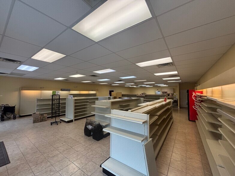 More Photos Of 704 S Us-27, Havana Drugstore For Sale