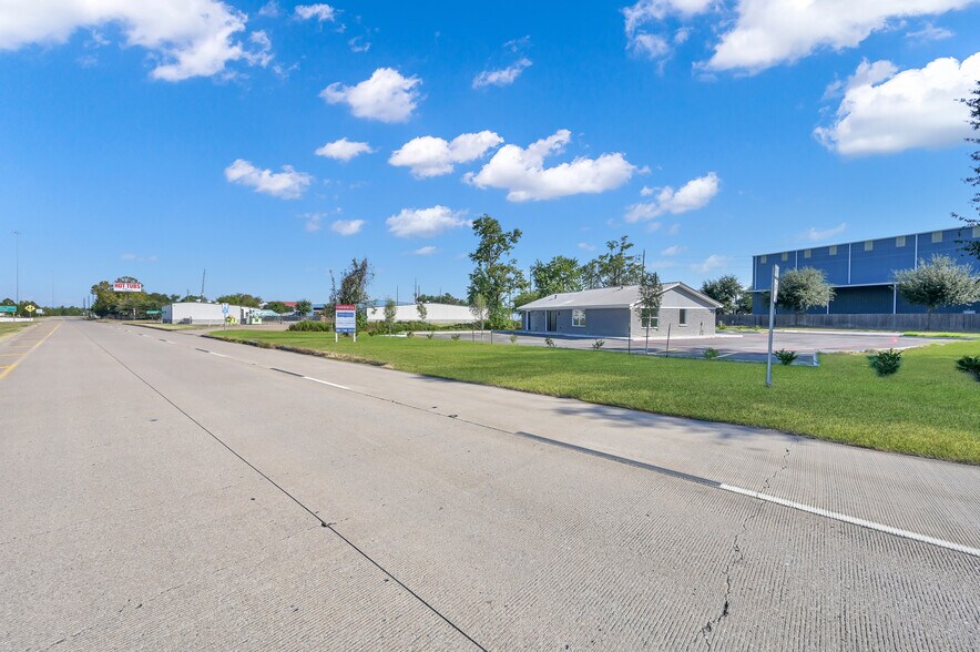 More Photos Of 28011 High Meadow Rd, Tomball Office Residential For Lease