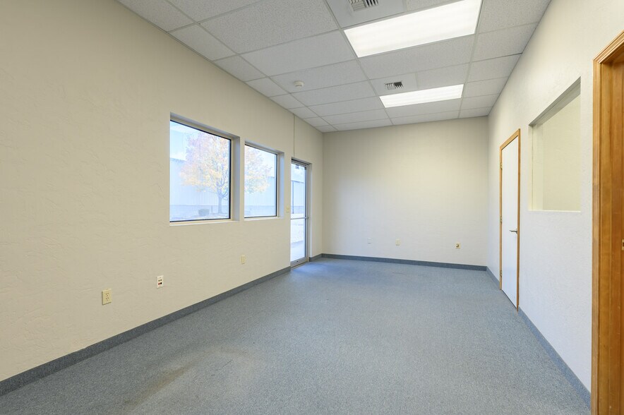 More Photos Of 3200 NE Rivergate St, Mcminnville Service For Sale