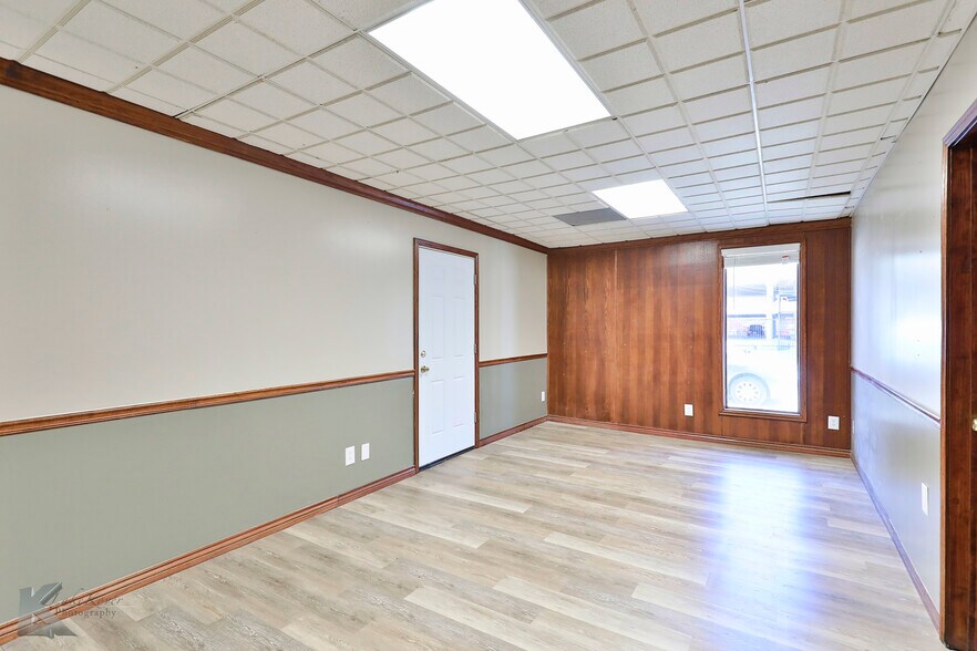 More Photos Of 318 Cedar St, Abilene Storefront Retail Office For Sale