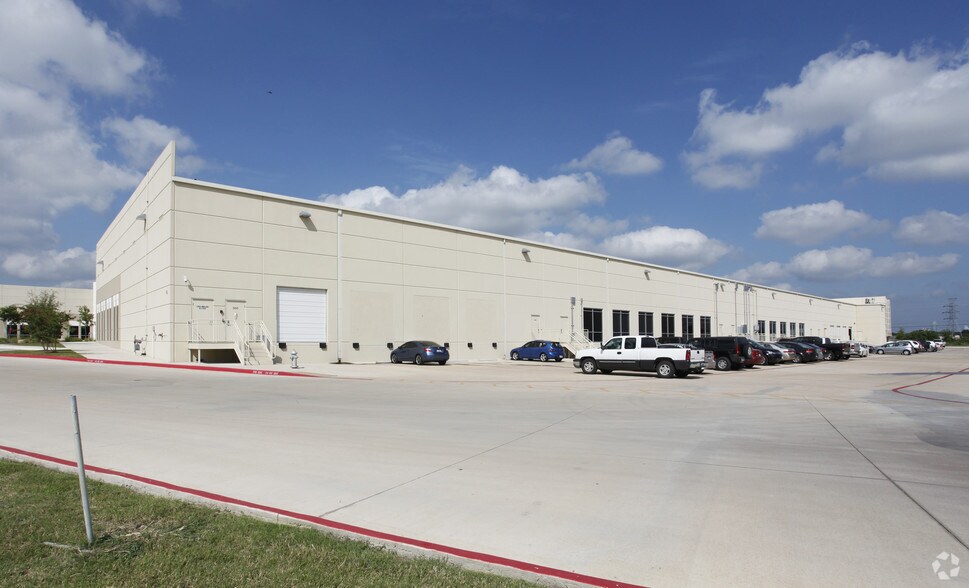 More Photos Of 1340 Airport Commerce Dr, Austin Warehouse For Lease