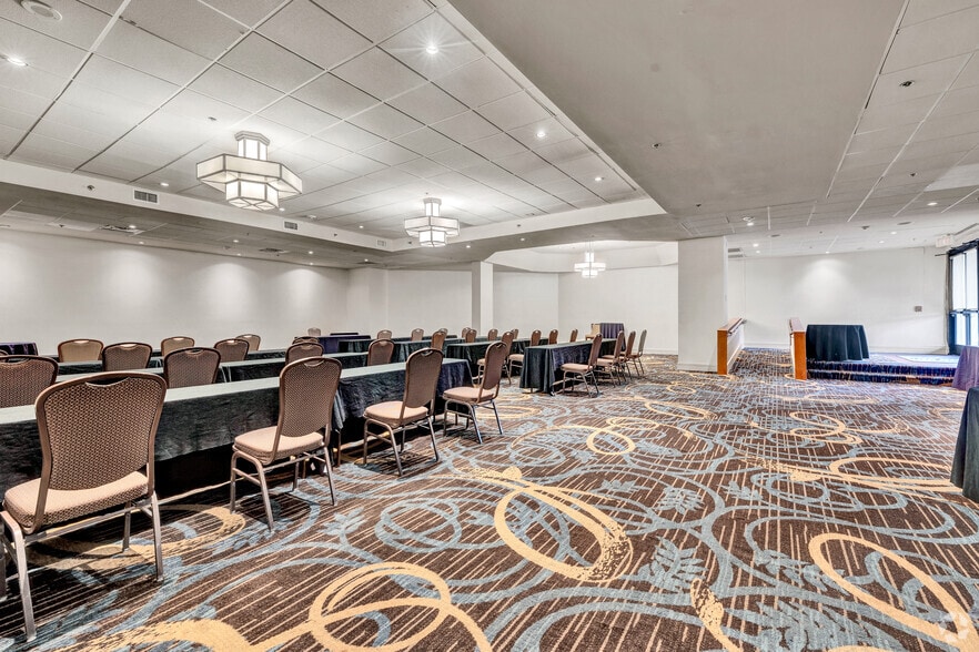 More Photos Of 15700 John F Kennedy Blvd, Houston Hotel For Sale
