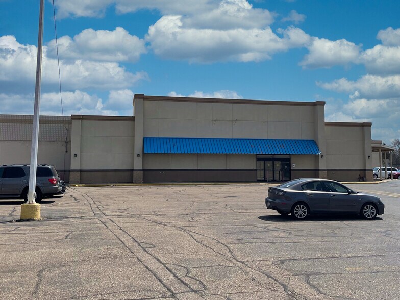 More Photos Of 2111-2113 8th St S, Wisconsin Rapids General Retail For Lease