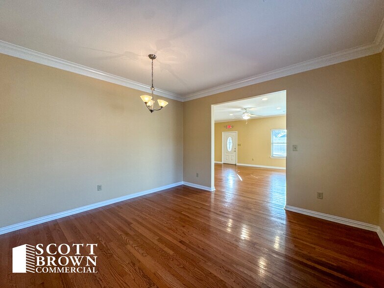 More Photos Of 934 N Locust St, Denton Office For Lease