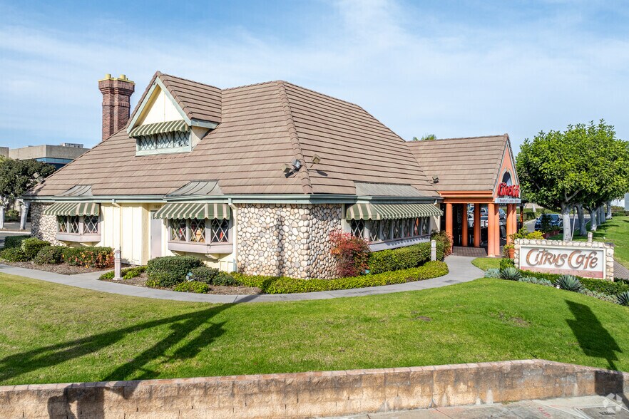 More Photos Of 1451 Edinger Ave, Tustin Showroom For Lease