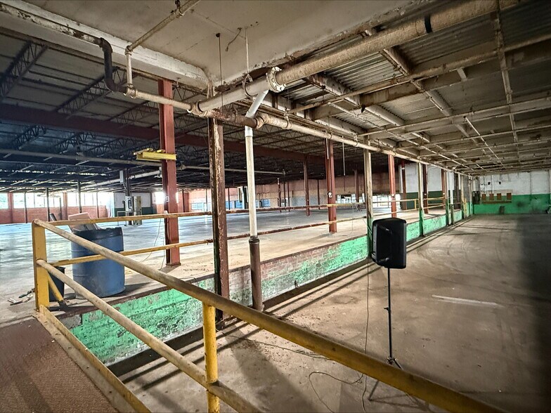 More Photos Of 301 W 3rd St, Sterling Manufacturing For Lease