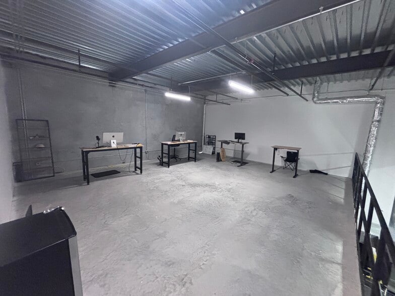 More Photos Of 8170 Uzita Dr, Sarasota Flex For Lease