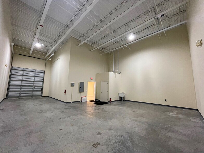 More Photos Of 12801 Commerce Lakes Dr, Fort Myers Light Distribution For Sale