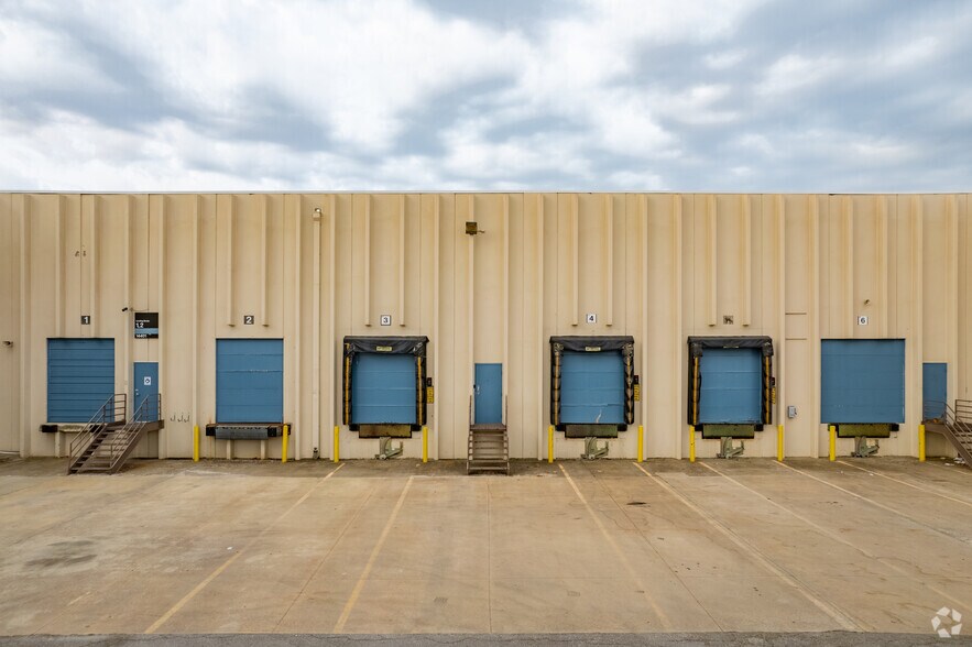 More Photos Of 14401-14529 W 100th St, Lenexa Warehouse For Lease