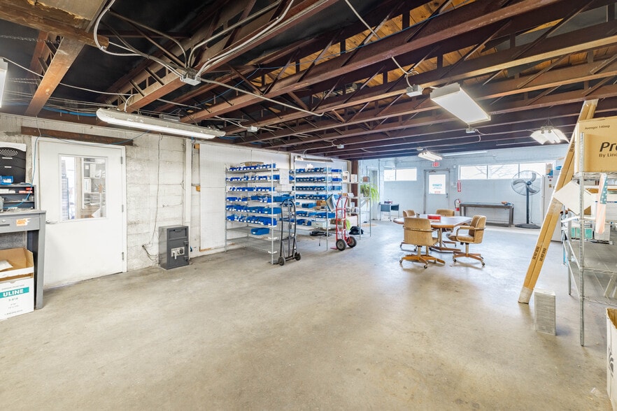 More Photos Of 2025 Eureka Rd, Wyandotte Flex For Sale