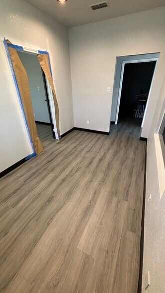 More Photos Of 424 W Henderson St, Cleburne Auto Dealership For Lease