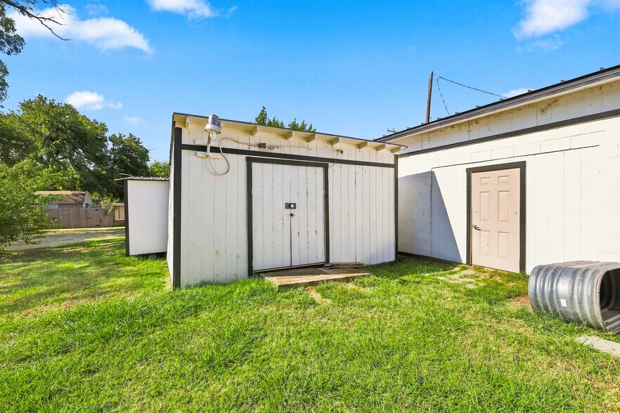 More Photos Of 3508 Shawnee Trl, Fort Worth General Retail For Sale