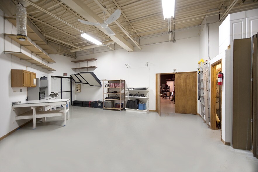 More Photos Of 3885 Industrial Ave, Rolling Meadows Warehouse For Lease