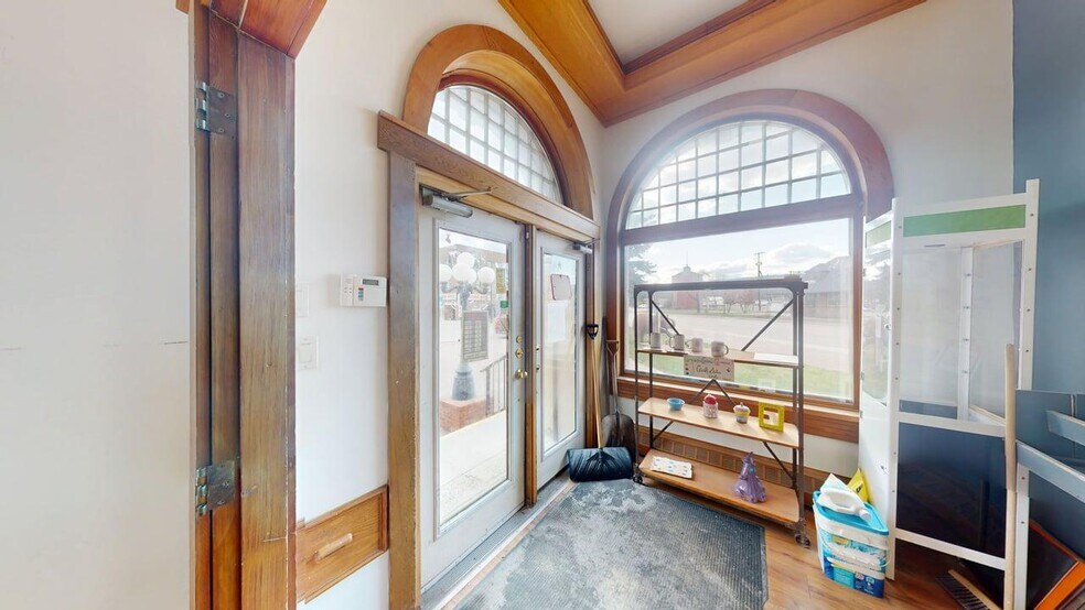 More Photos Of 800 Baker St, Cranbrook Storefront Retail Office For Sale